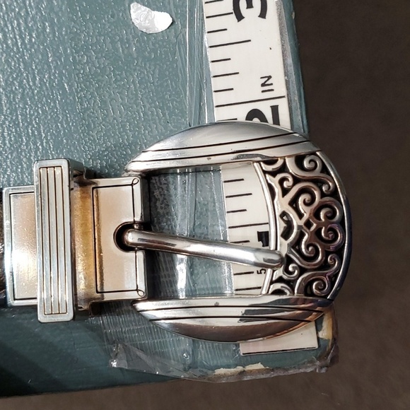 Beautiful reversible belt, silver hardware. One side olive green other red sz 40 - Picture 4 of 7